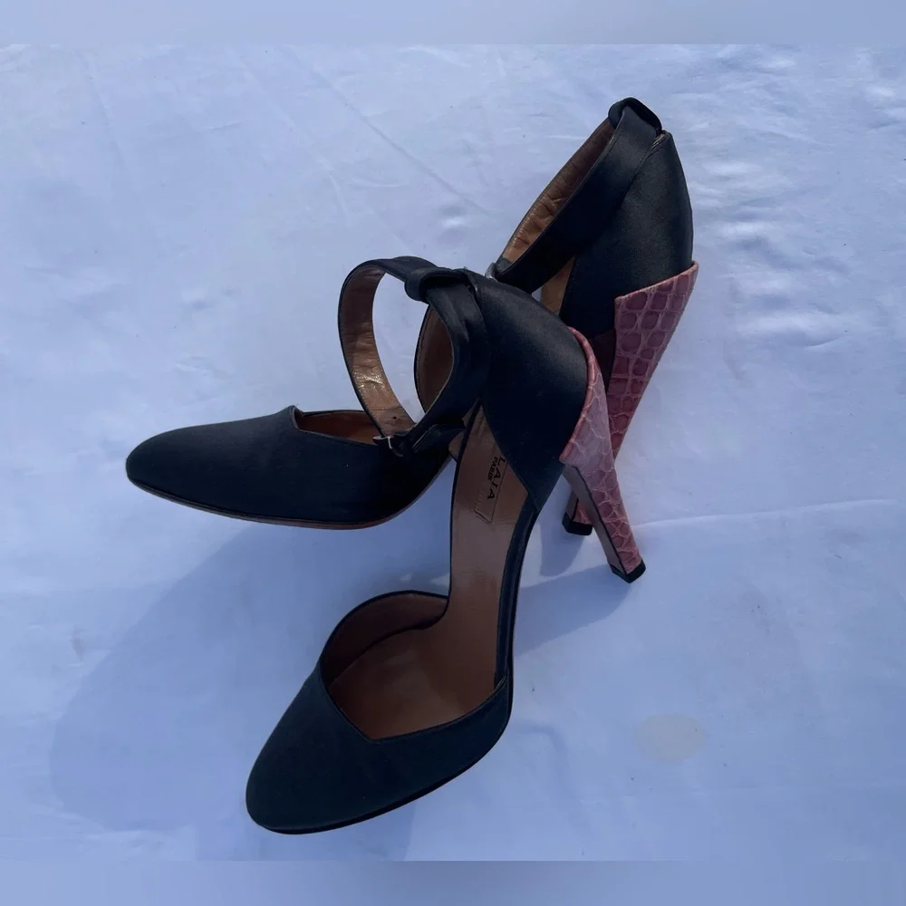 SOLD SOLD SOLD SOLD
Alaïa Black Satin Crocodile leather heels Italian Size 38 - Picture 7 of 7
